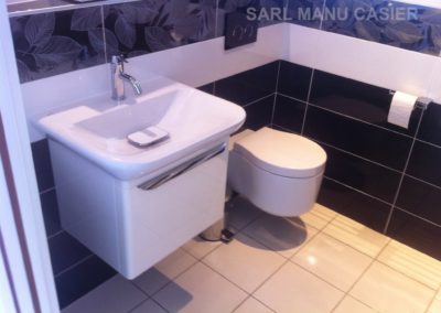 Salle de bain carrelage blanc et noirChaufferie pompe à chaleur Manu Casier Thonon