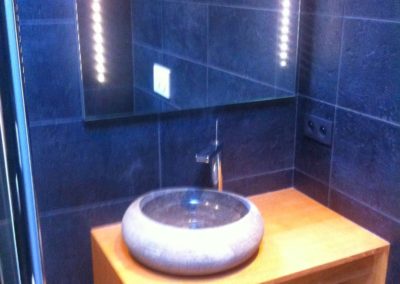 Meuble bois avec vasque en pièce et miroir au dessusChaufferie pompe à chaleur Manu Casier Thonon