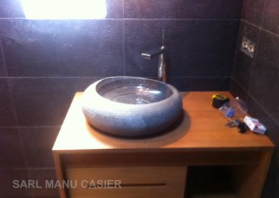 Meuble bois avec vasque en pierre Manu Casier Thonon