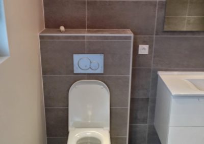 Toilettes avec meuble de salle de bain à droite Manu Casier Thonon