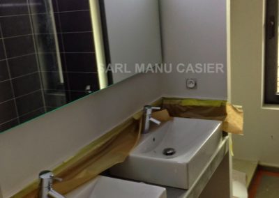 Double vasque carré posées sur meubles de salle de bain avec large miroir au dessus Manu Casier Thonon
