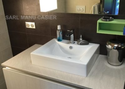 Meuble de salle de bain en bois clair avec vasque rectangulaire