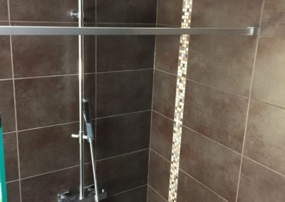 Robintterie de douche avec carrelage noir