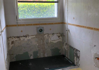 Emplacement d'une douche en chantier avant rénovation par Manu Casier Artisan Plombier.