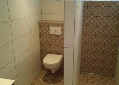 Rénovation d'une salle de bain avec WC suspendu douche à l'italienne et caniveau Manu Casier Thonon